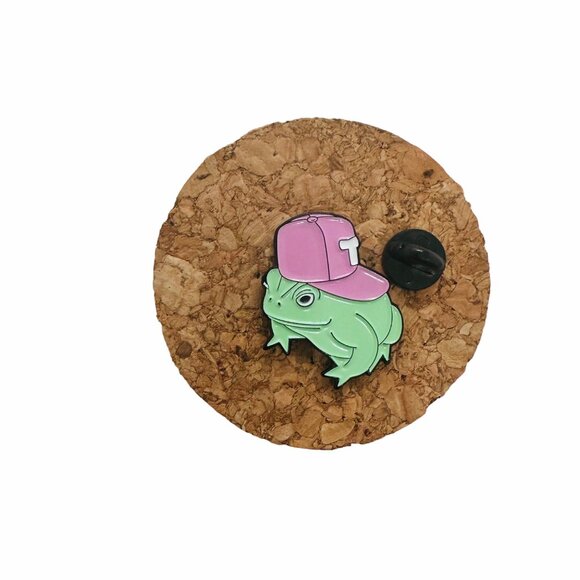☀️Frog With Hat Green Frogo Cool Toad Baseball Cap Metal Pin Badge Brooch Enamel - Picture 4 of 6